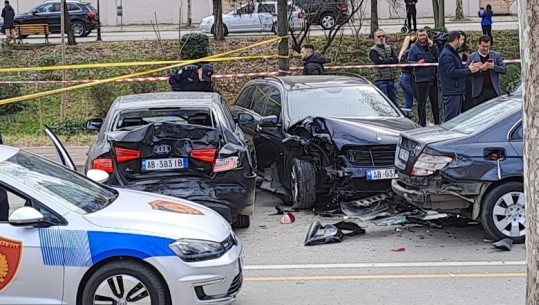 Pamjet nga aksidenti i rëndë në Tiranë, bëhen copash makinat luksoze 'Audi', 'Benz' dhe 'Porsche'