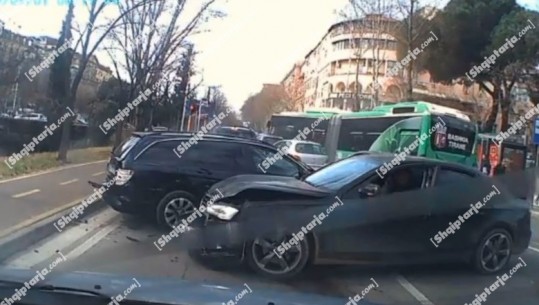 Video e re/ Ja momenti kur autobusi i Unazës merr përpara 9 makina