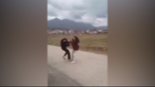 VIDEO/ Sërish sherr mes adoleshentëve! 2 vajza rrihen në mes të rrugës, kapen për flokësh e godasin njëra-tjetrën! Bashkëmoshatarët i filmojnë