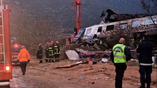 ‘Më morën flakë flokët, s’e di si shpëtova’, dëshmitë e pasagjerëve që shpëtuan nga përplasja e trenave në Greqi