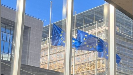 Tragjedia në Greqi, Komisioni Europian ul flamujt në gjysmështizë