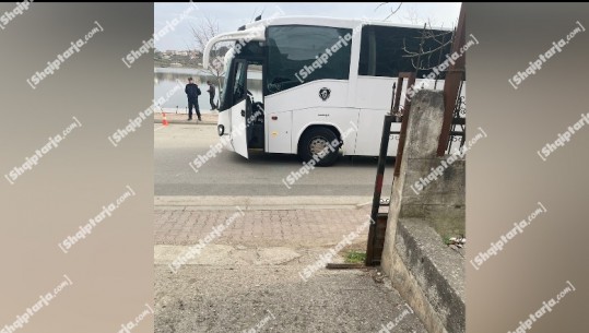 VIDEO/ Konflikt për pasagjerët, shoferi i autobusit qëllon kolegun në Belsh