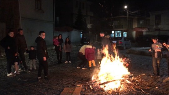 Atmosferë festive, Dita e Verës kremtohet në Korçë! Qytetari: Na pëlqen ta festojmë çdo vit, zjarrin e kemi për mbarësi