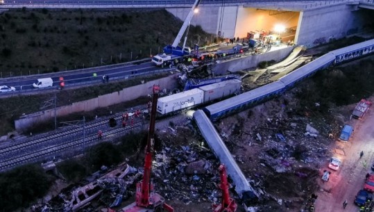Tragjedia në Greqi me 57 viktima! Biseda e makinistit me drejtorin e stacionit të Larisës që shkaktoi përplasjen e trenave: Mos e ndërro drejtimin, vijo siç je