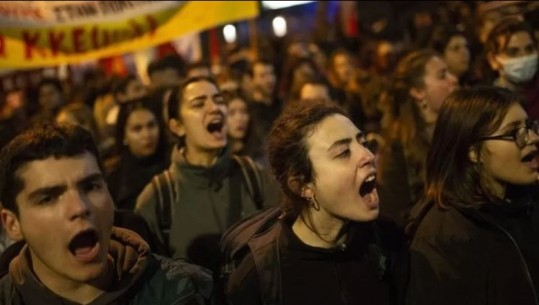 Përplasja e trenit në Greqi: Protestat shpërthejnë pas katastrofës