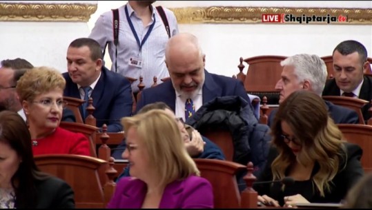 VIDEO/ Boçi mban fjalën në foltore, Rama ulet në karriget e deputetëve në Kuvend, batuta dhe përqafime me Pandeli Majkon 