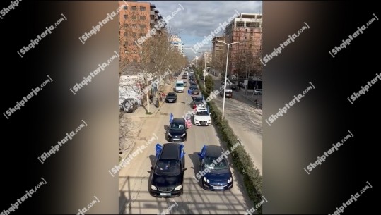 Me flamuj të PD-së, autokolona e makinave me simpatizantët e Berishës mbërrin në Tiranë, shkaktojnë trafik në rrugët e kryeqytetit