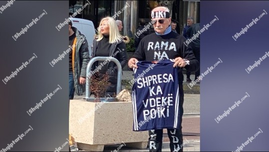 I moshuari në protestën e Berishës jep mesazhe me veshjen: Shpresa ka vdek, po iki