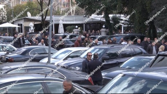 ‘Range Rover’, ‘Benz’ e ‘BMW’, më shumë makina luksoze në oborrin e selisë së PD se sa simpatizantë (FOTO+VIDEO)