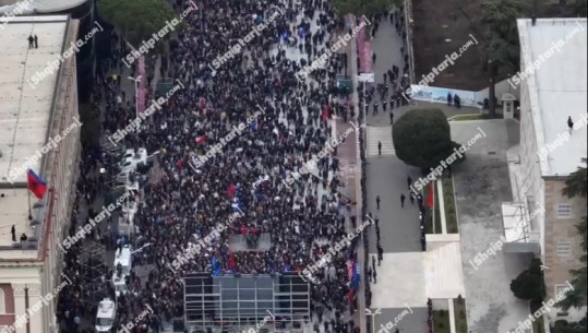 Report TV sjell pamjet me dron, ja sa qytetarë u mblodhën në Bulevard në momentin që mbërriti Berisha