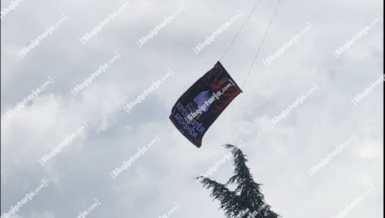 VIDEOLAJM/ Berisha thërret protestë, i çojnë ‘Luizin’ me banderolë: Kryeministri i ardhshëm