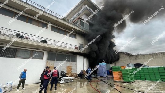  Zjarr në një magazinë me materiale industriale në Metoq të Sarandës (VIDEO)