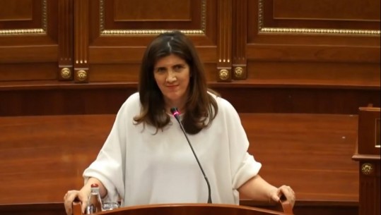 VIDEO/ Deputetja e opozitës imiton në Kuvend, Albin Kurtin: I çojshe krahtë si shqiponjë, dreqi të hajë