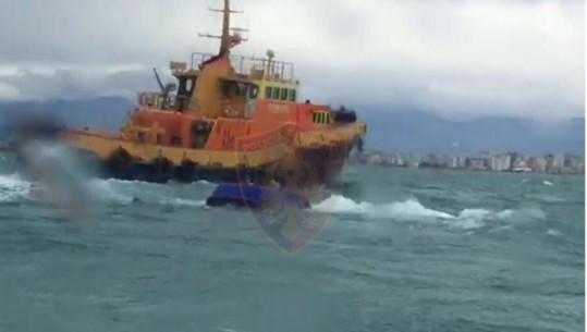 Mjeti i tyre lundrues u fundos, policia kufitare e Portit të Durrësit shpëton dy pjesëtarët e ekuipazhit