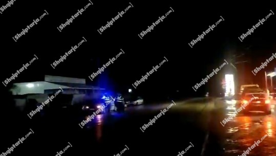 Aksident në rrugën Elbasan-Peqin, përplasen dy makina! Dy të plagosur transportohen në spital (VIDEO)