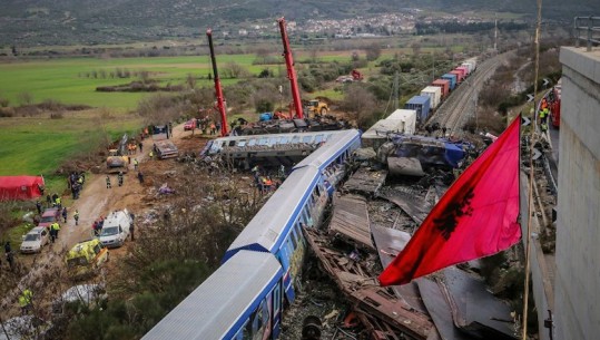 Sot ditë zie në Shqipëri, flamuri ulet në gjysmë shtizë në nder të viktimave në Greqi! 6 shqiptarë humbën jetën nga përplasja e dy trenave (EMRAT)