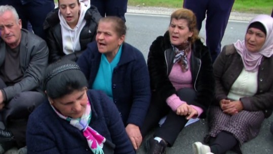 Preken nga aksi Thumanë-Kashar, banorët e Bërxullës sërish në protestë, bllokojnë rrugën: Ne nuk dorëzohemi