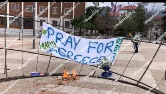Tragjedia në Greqi, qytetarët në Korçë ndezin qirinj në sheshin e Katedrales