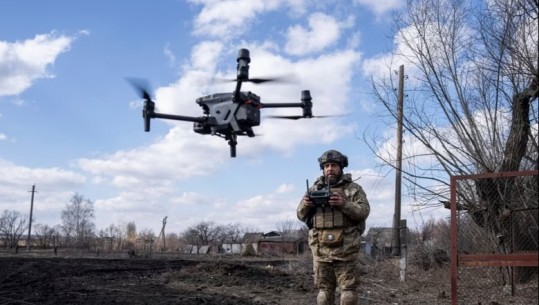 Lufta/ Ushtarët ukrainas përdorin dronët për të goditur mjetet fluturuese ruse
