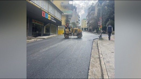 FOTOT / Bashkia e Tiranës vijon investimet, rehabiliton shtresat e asfaltit në rrugën 'Eduart Mano'