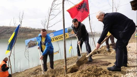 Kompania shqiptaro-ukrainase dhuron 260 pemë për Tiranën, Veliaj: Hapësirë e re kushtuar Ukrainës në Parkun e Liqenit të Farkës