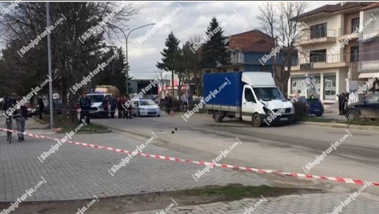 Aksident në Korçë, makina përplas këmbësorin! Policia rrethon zonën (VIDEO)