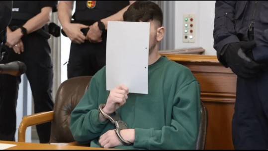 Vrau me 5 plumba 31 vjeçarin turk në Gjermani! I riu shqiptar mbulon fytyrën në gjykatë dhe kërkon falje! Nëna e viktimës: I çmendur