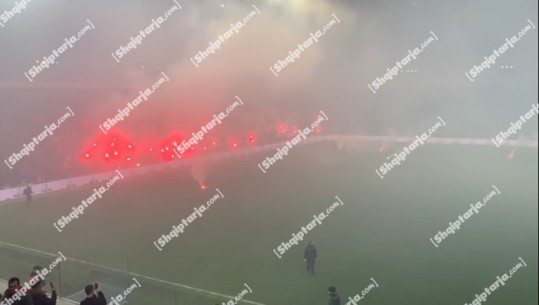 VIDEO/ Flakadanë dhe fishekzjarre në 'Air Albania', fusha mbulohet nga tymi, ndërpritet sërish ndeshja Partizani-Tirana