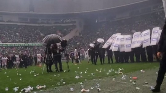 Shpërthen dhuna në futbollin turk, fishekzjarre dhe shishe ndaj lojtarëve! Thirrje raciste për kurdët