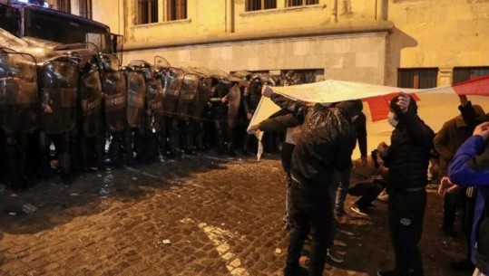 Gjeorgjia miraton projektligjin për ‘agjentët e huaj’, shpërthejnë protestat: Jo ligjit rus! Mediat: Protestuesit tentojnë të futen në parlament