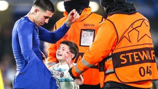 VIDEO+FOTO/ Vogëlushi shqiptar futet në fushë duke qarë, futbollisti argjentinas i jep fanellën Mesit të vogël