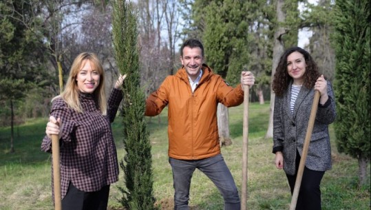 8 Marsi, Veliaj, Krifca dhe stafi i AKU-së mbjellin pemë te Parku i Liqenit: Krenar për vajzat dhe gratë e Tiranës