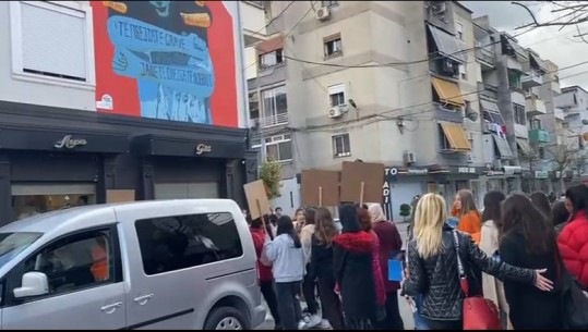 8 Marsi, gratë dhe vajzat në Elbasan marshojnë kundër dhunës: Politika dhe media të kenë kujdes me mesazhet