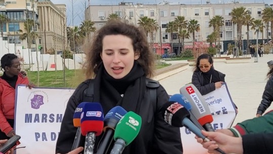8 Marsi, vajzat dhe gratë në Durrës zgjedhin të festojnë! Protestë nga studentet nga Parisi: E zgjodhëm Shqipërinë sepe në çdo tre javë një grua vritet nga burri