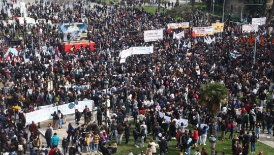 Greqia e përfshirë nga protestat për tragjedinë e rëndë të përplasjes së trenave! Përplasje të dhunshme mes protestuesve dhe policisë
