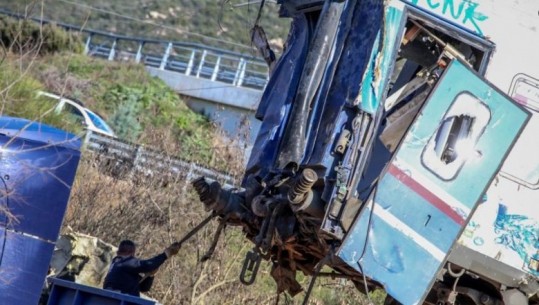 Greqi/ E reja rrëfen si i shpëtoi përplasjes së trenave, bën deklaratën e fortë: Vdiqën edhe fëmijë... Më vjen turp që mbijetova