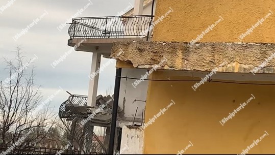 Ballkoni i hedhur në erë me tritol, dalin pamje nga vila e Skënder Likës në Laç që u shpërthye me tritol