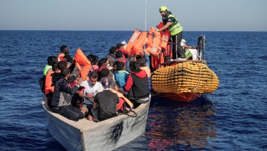 Anije dhe avion në kërkim të refugjatëve në rrezik mbytje! Frontex lëshon alarmin: 1 mijë njerëz rrezikojnë të mbyten! Ka shumë gra dhe fëmijë