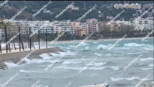 Moti i keq në vend, pezullohet lundrimi i mjeteve të vogla në Vlorë dhe Durrës! Reshjet e shiut shkaktojnë përmbytje në lagjet e Lezhës, bllokohen 4 familje