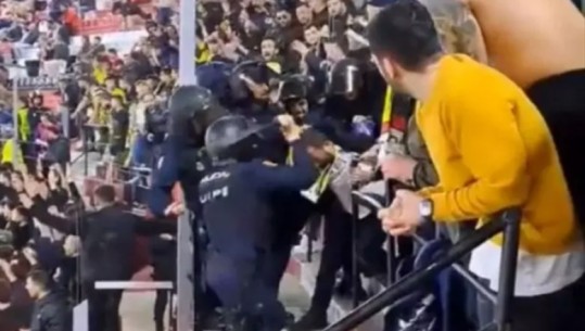 VIDEO/ Ndeshja e Europa League, policia rreh brutalisht tifozët