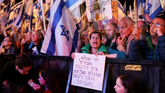 Izraeli në javën e 10-të të protestave kundër kufizimit të kompetencave të gjyqësorit! Ushtarakët kërcënojnë me 'dezertim'