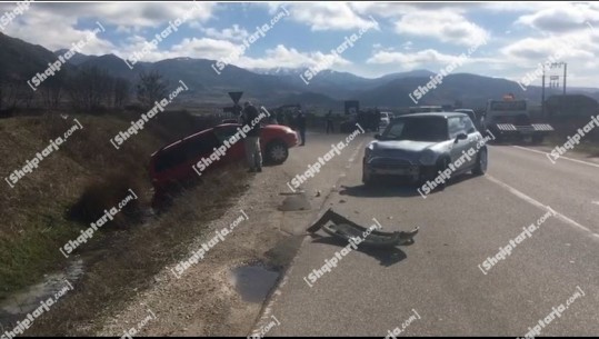 Aksident në Korçë, përplasen dy makina, njëra përfundon në kanal! Një prej pasagjereve dërgohet në spital për ndihmë mjekësore