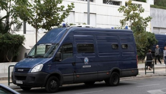 Torturuan të dënuarin shqiptar, arrestohen 4 policët grekë! I burgosuri: U kërkova ujë dhe më goditën në kokë! Më vunë helmetë, të mos dukeshin shenjat
