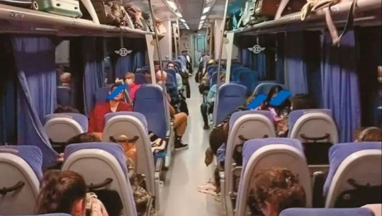 Përplasja e trenave në Greqi, dalin audiopërgjimet mes drejtuesit të stacionit dhe makinistit! Si i ‘shtynin’ orët e punës duke bërë batuta dhe duke folur për seks