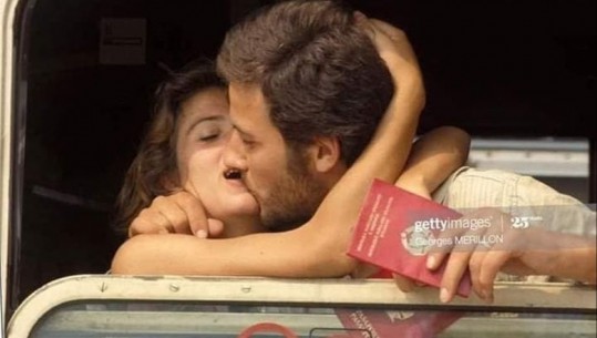 Puthja që ‘tronditi’ Evropën 32 vjet më parë, gazetari risjell fotot ikonike të eksodit të shqiptarëve drejt Italisë: Frikë, shpresë dhe lumturi, jeta përtej dallgëve