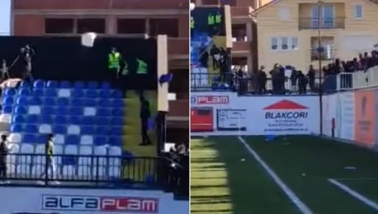 Përplasje tifozësh në Kosovë, godasin me karrige në fushën e futbollit! 5 të plagosur, 21 persona shoqërohen në polici! Dëmtohen 4 mjete jashtë stadiumit