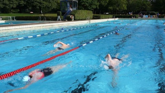 Gratë tani mund të notojnë topless në pishinat e Berlinit! Lëvizja pasqyron traditën e vjetër gjermane të lakuriqësisë