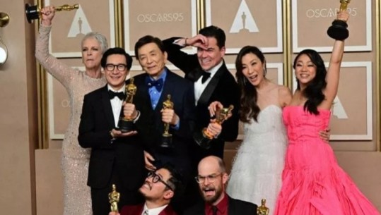 Oscars 2023/ Michelle Yeoh shpallet aktorja më e mirë: Ëndrrat bëhen realitet! Bëhet gruaja e parë aziatike që fiton këtë çmim