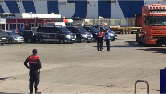 Tentuan të kalonin kufirin me dokumente të falsifikuara, arrestohen 3 persona në Portin e Durrësit