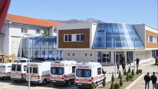 Dy vëllezër dhunojnë fizikisht dy mjekët në spitalin e Kukësit, arrestohet njëri prej tyre, në kërkim 41 vjeçari